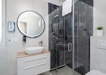 Modern Apartment with Heated Pool in Okrug Gornji