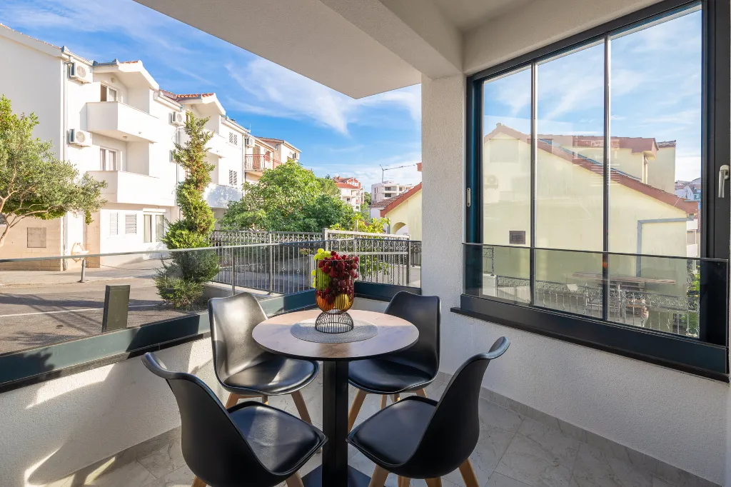 Modern Apartment with Heated Pool in Okrug Gornji