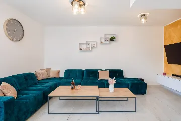 Modern Apartment with Heated Pool in Okrug Gornji