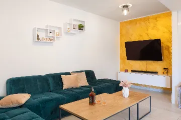 Modern Apartment with Heated Pool in Okrug Gornji