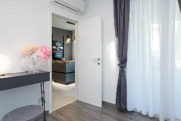 Modern Apartment with Heated Pool in Okrug Gornji