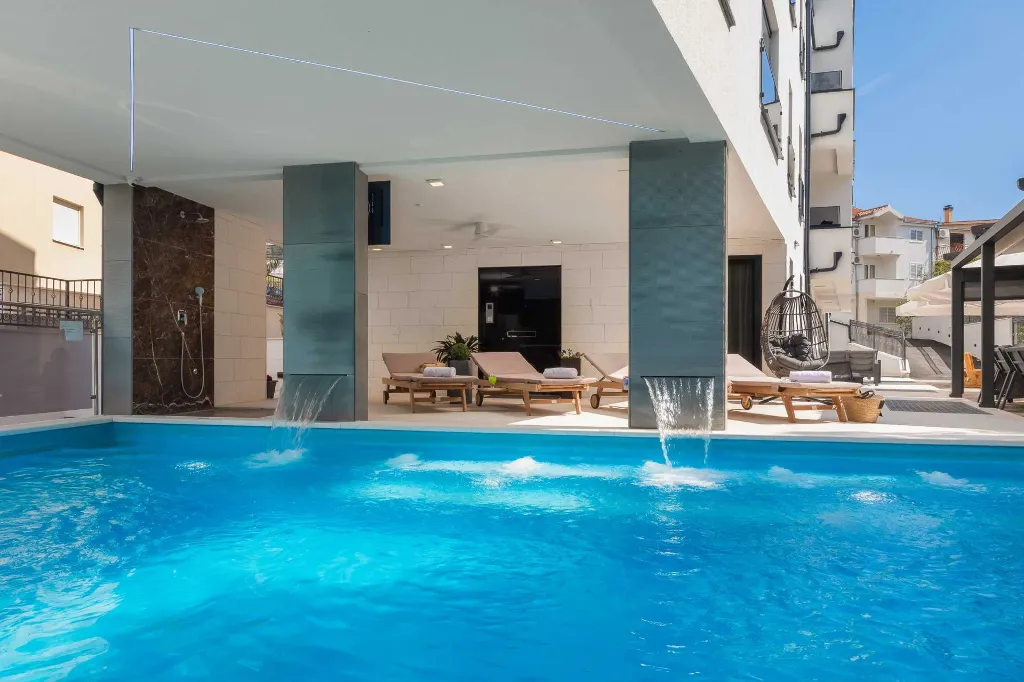 Modern Apartment with Heated Pool in Okrug Gornji