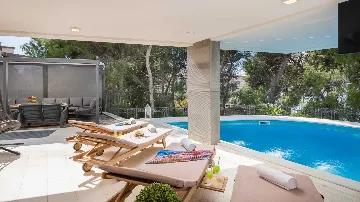 Modern Apartment with Heated Pool in Okrug Gornji