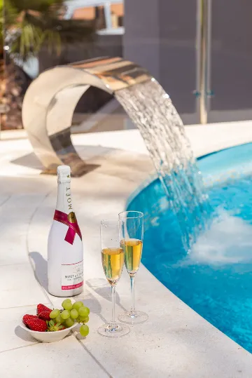 Modern Apartment with Heated Pool in Okrug Gornji