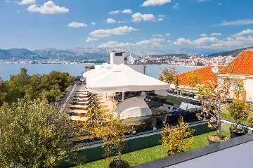 Modern Apartment with Heated Pool in Okrug Gornji