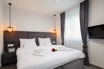 Modern Apartment with Pool near Beach, Okrug Gornji