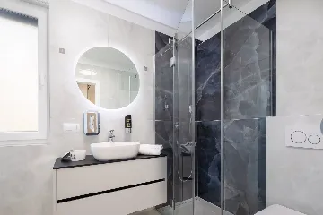 Modern Apartment with Pool near Beach, Okrug Gornji