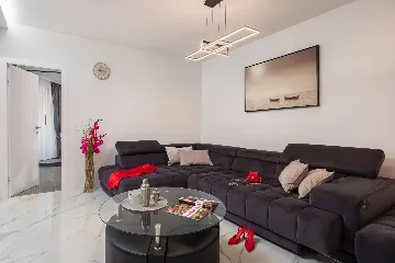 Modern Apartment with Pool near Beach, Okrug Gornji