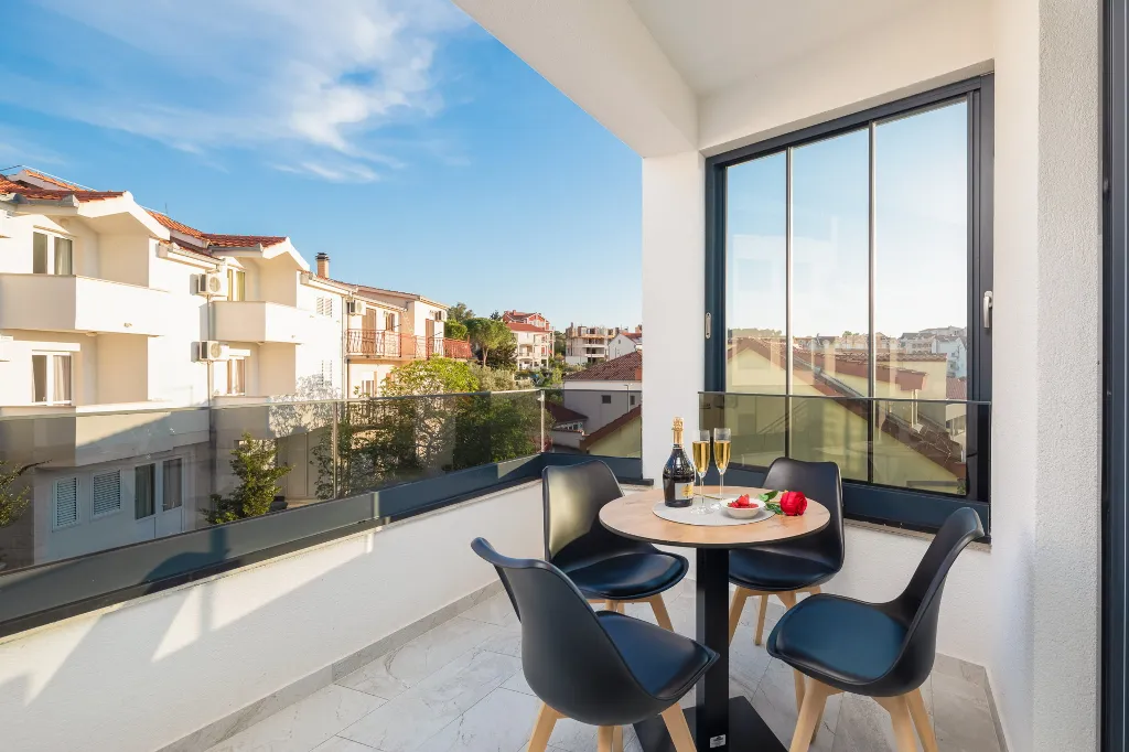 Modern Apartment with Pool near Beach, Okrug Gornji