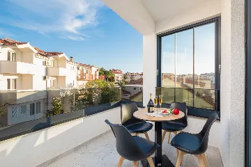 Modern Apartment with Pool near Beach, Okrug Gornji