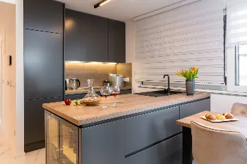 Modern Apartment with Pool near Beach, Okrug Gornji