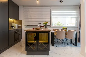 Modern Apartment with Pool near Beach, Okrug Gornji