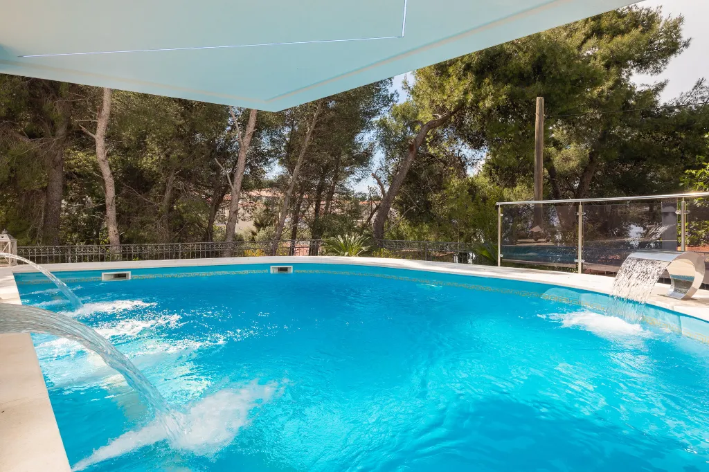 Modern Apartment with Pool near Beach, Okrug Gornji