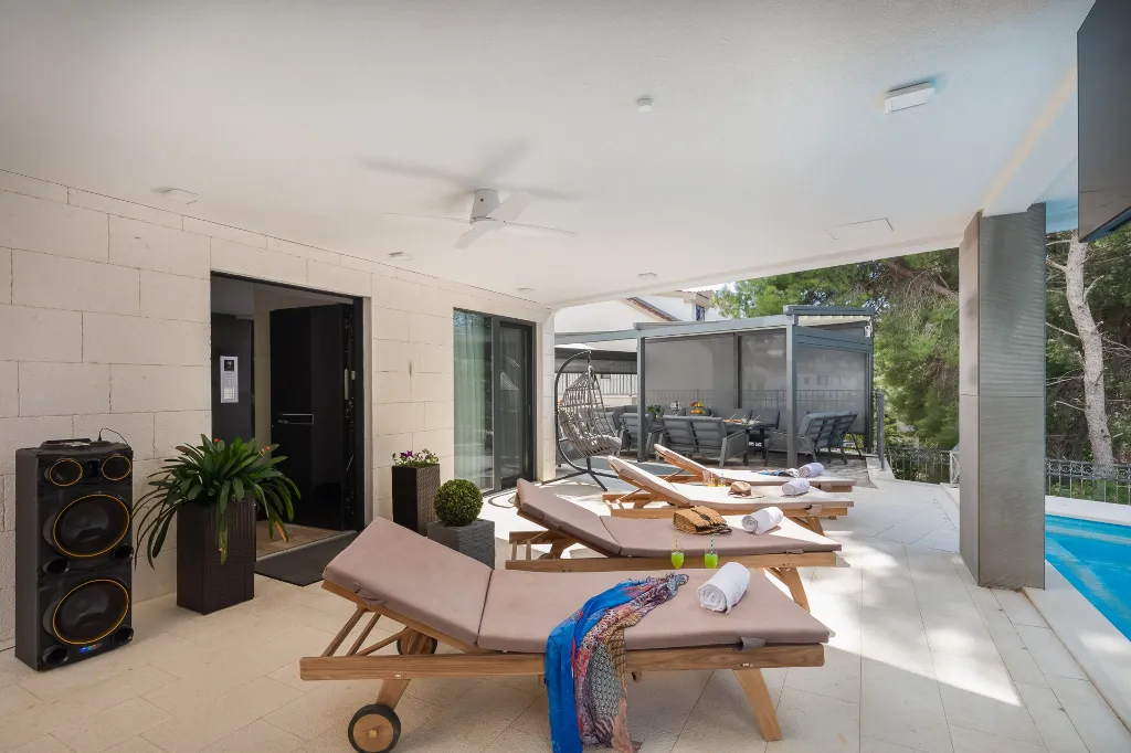 Modern Apartment with Pool near Beach, Okrug Gornji