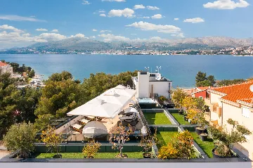 Modern Apartment with Pool near Beach, Okrug Gornji