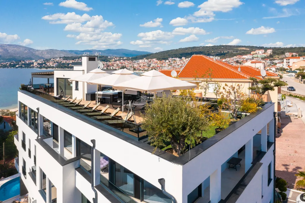 Modern Apartment with Pool near Beach, Okrug Gornji