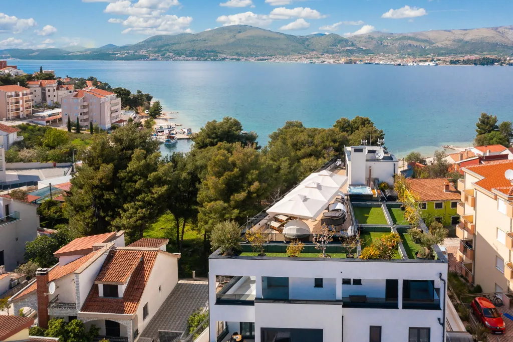 Modern Apartment with Pool near Beach, Okrug Gornji