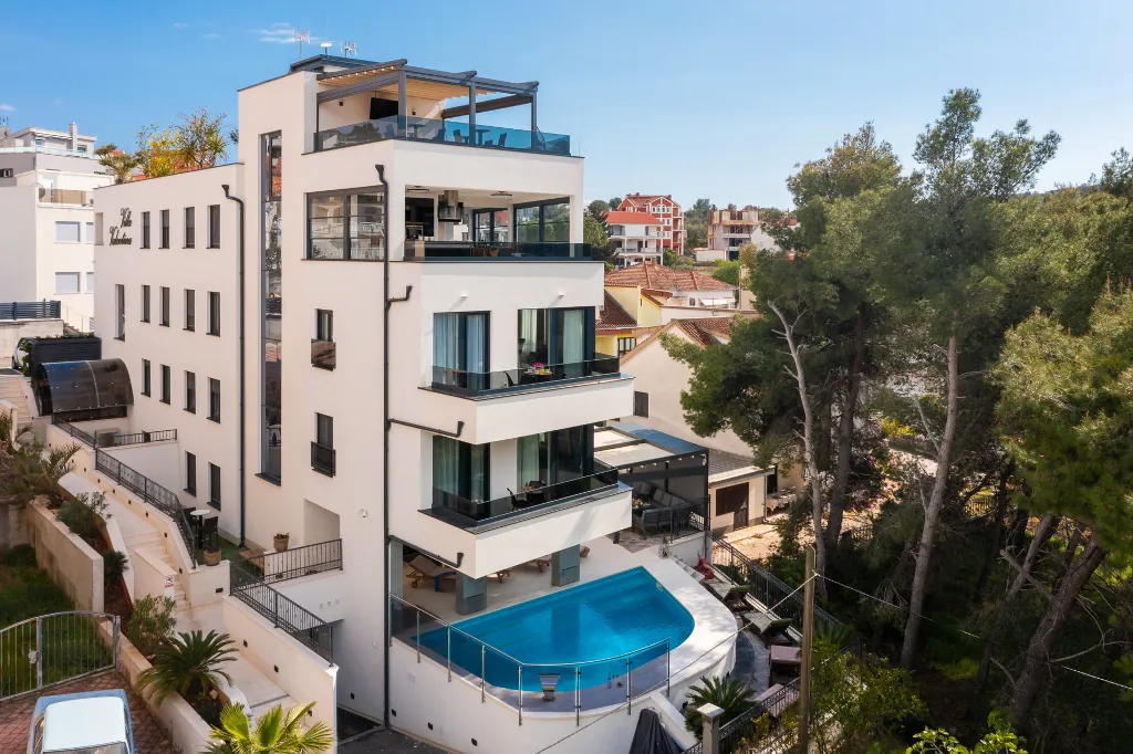 Modern Apartment with Pool near Beach, Okrug Gornji