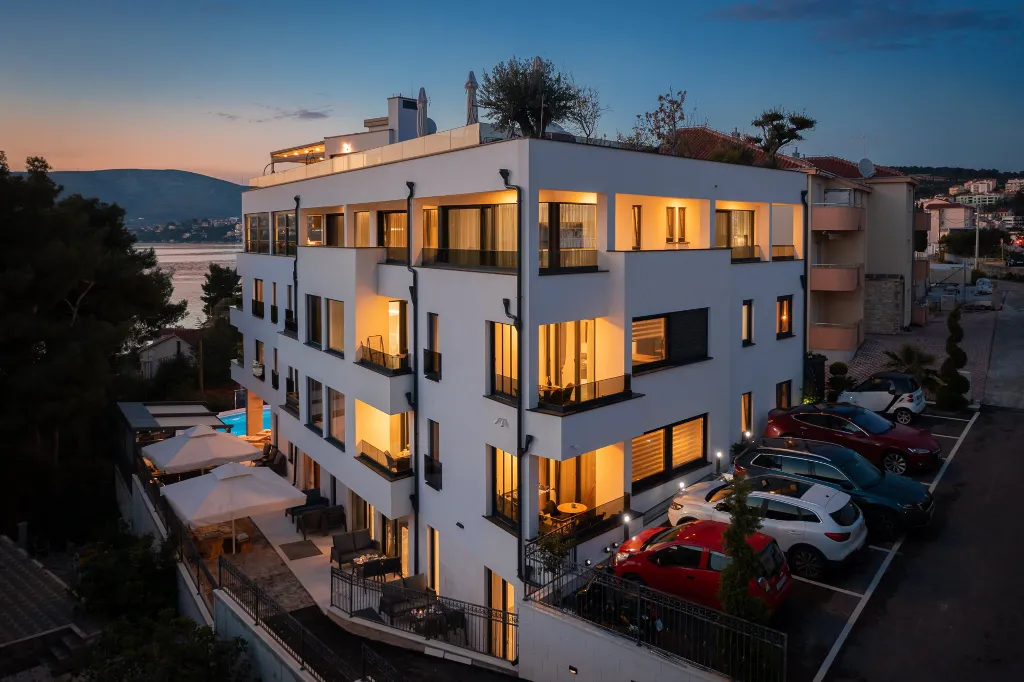 Modern Apartment with Pool near Beach, Okrug Gornji