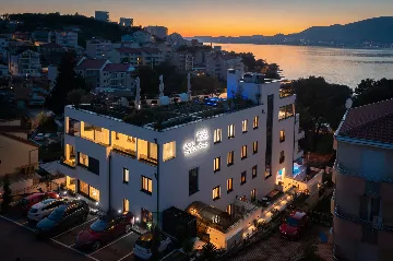 Modern Apartment with Pool near Beach, Okrug Gornji