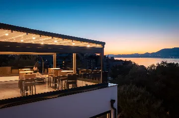 Modern Apartment with Pool near Beach, Okrug Gornji