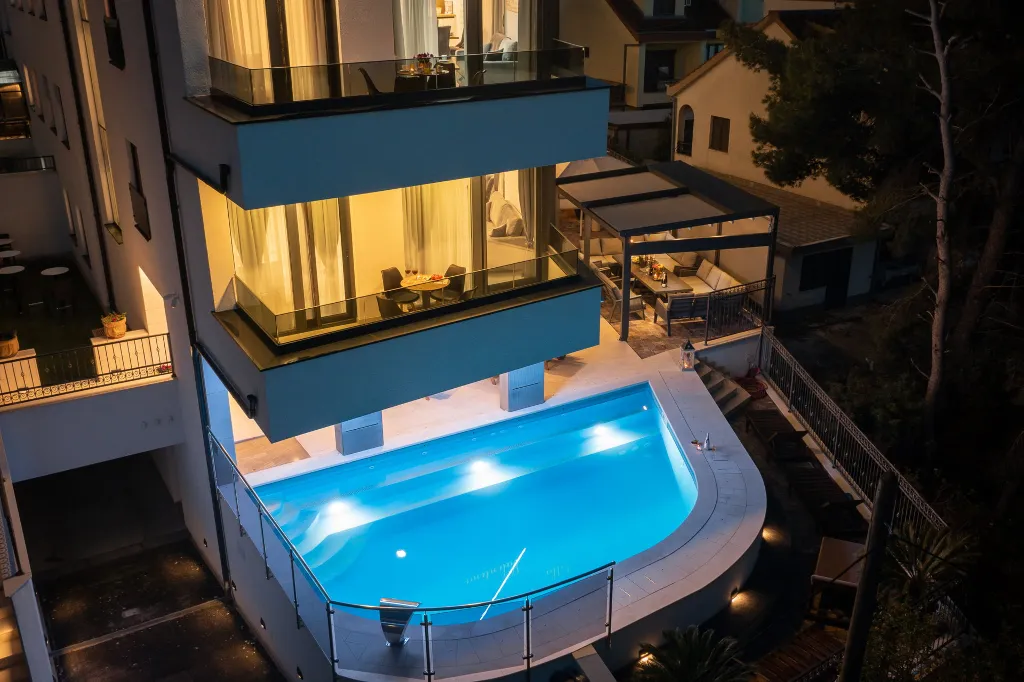 Modern Apartment with Pool near Beach, Okrug Gornji