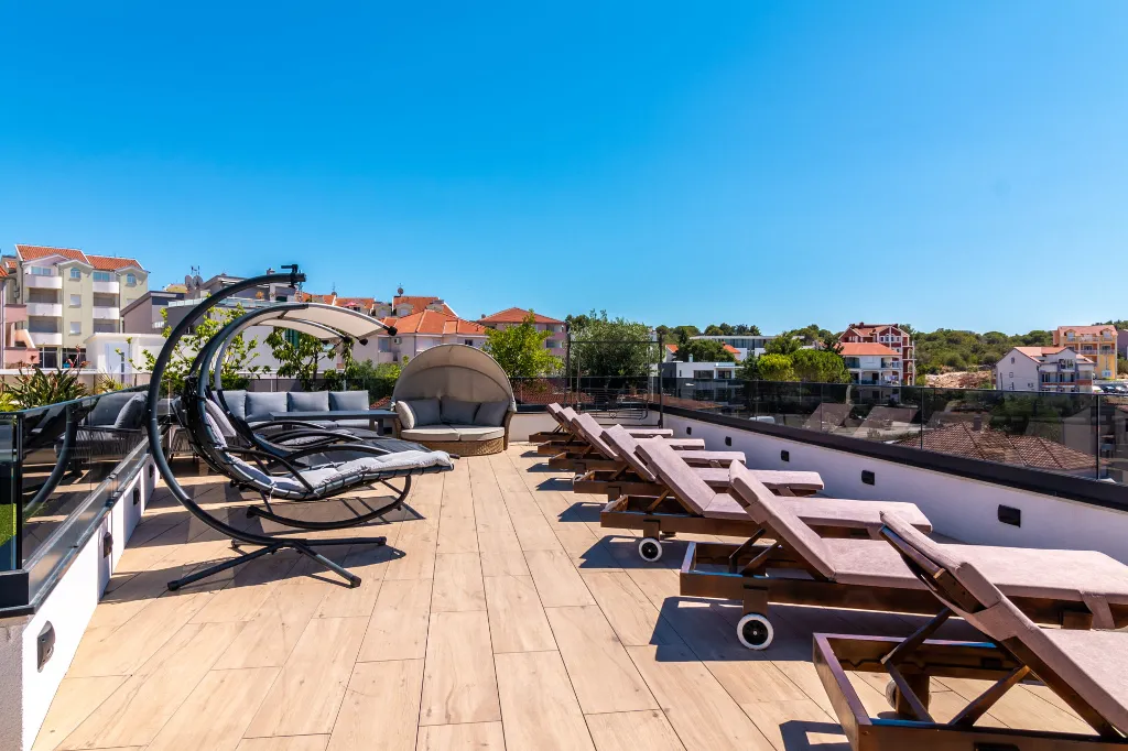 Modern Apartment with Pool near Beach, Okrug Gornji
