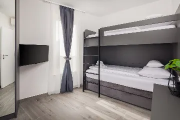 Modern Apartment with Pool near Beach, Okrug Gornji