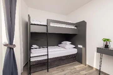 Modern Apartment with Pool near Beach, Okrug Gornji