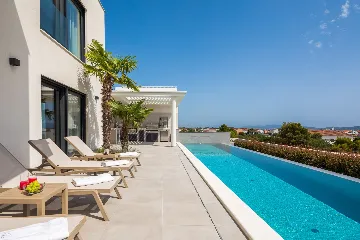Modern Five-Bedroom Villa Retreat in Vodice