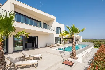 Modern Five-Bedroom Villa Retreat in Vodice