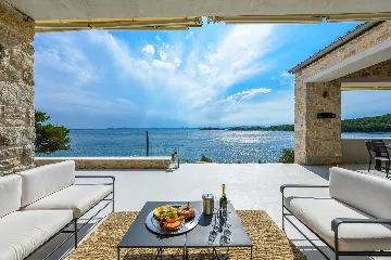Spacious Sea View Villa with Pool Ždrelac