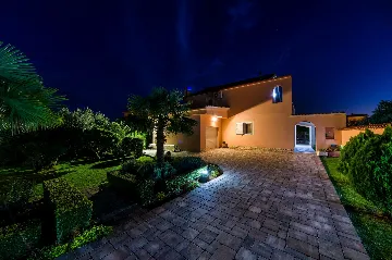 Spacious Villa with Heated Pool in Vodice