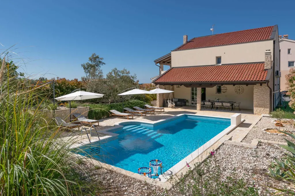 Spacious Family Villa with Pool in Fažana