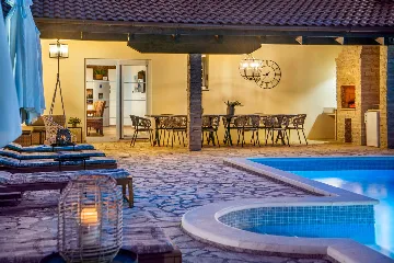 Spacious Family Villa with Pool in Fažana