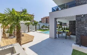 Contemporary 4-Bedroom Villa with Pool in Medulin