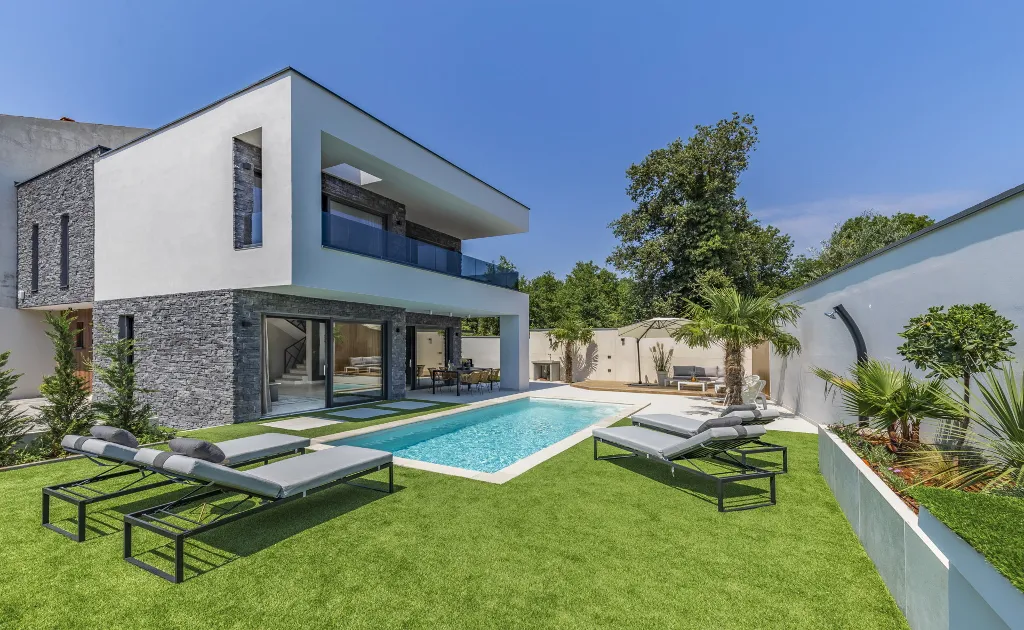 Contemporary 4-Bedroom Villa with Pool in Medulin