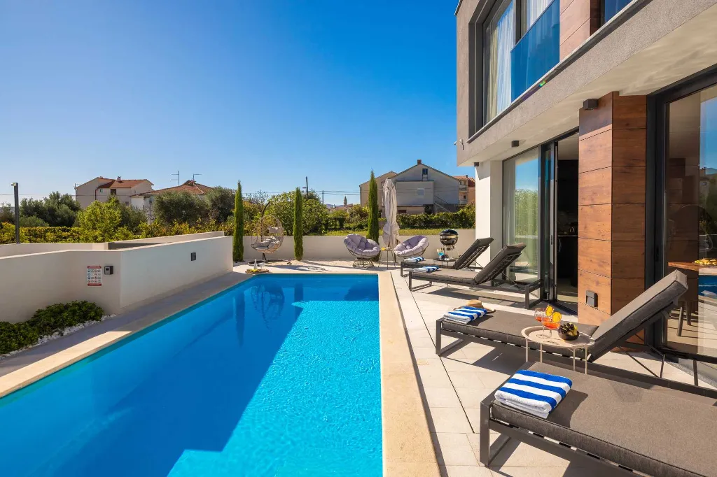 Modern Villa with Heated Pool in Kaštel Kambelovac