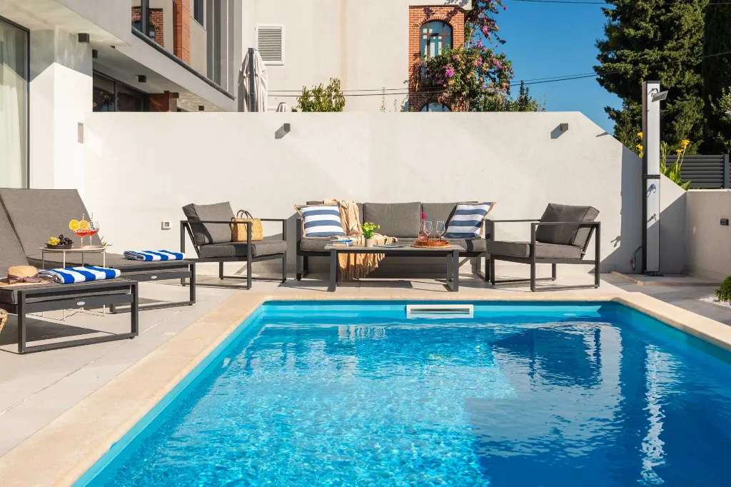 Modern Villa with Heated Pool in Kaštel Kambelovac