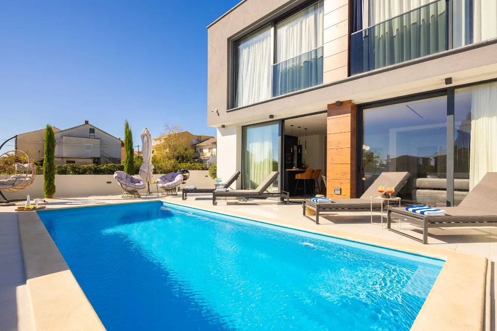 Modern Villa with Heated Pool in Kaštel Kambelovac