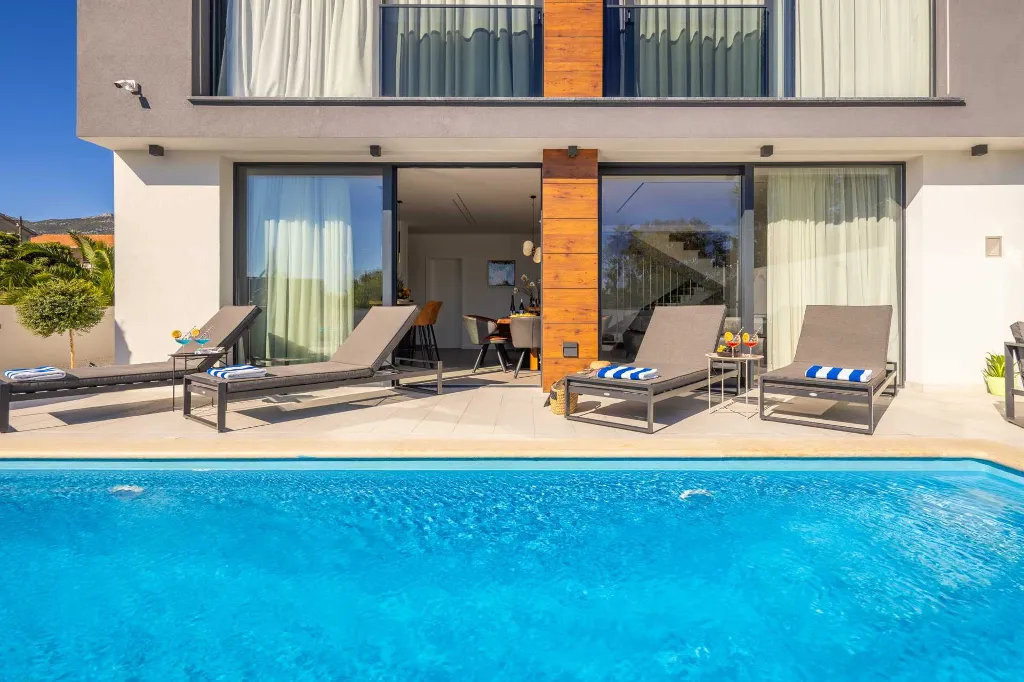 Modern Villa with Heated Pool in Kaštel Kambelovac