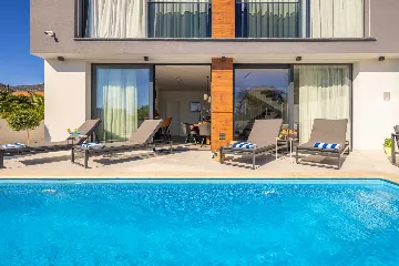 Modern Villa with Heated Pool in Kaštel Kambelovac