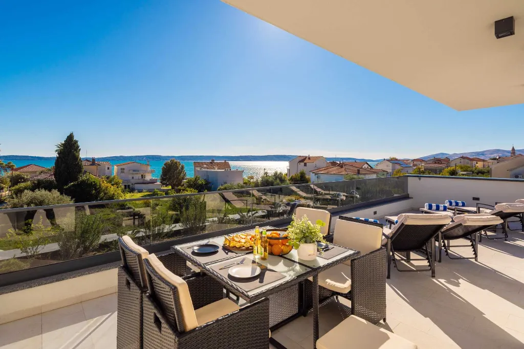 Modern Villa with Heated Pool in Kaštel Kambelovac