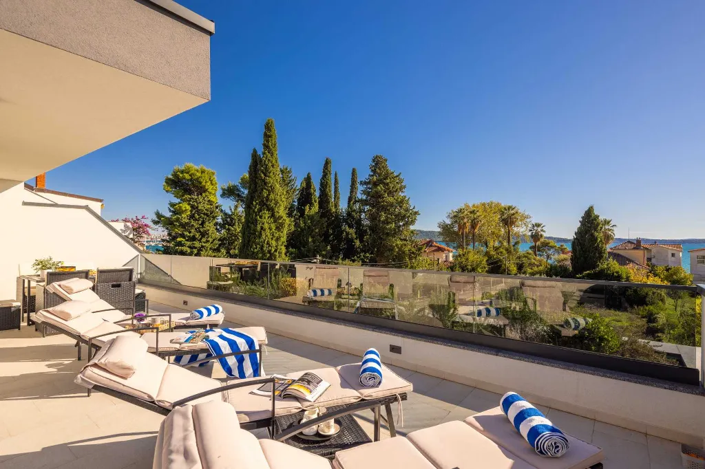 Modern Villa with Heated Pool in Kaštel Kambelovac