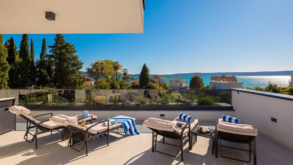 Modern Villa with Heated Pool in Kaštel Kambelovac