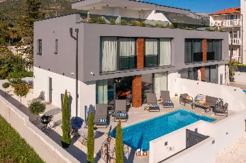 Modern Villa with Heated Pool in Kaštel Kambelovac
