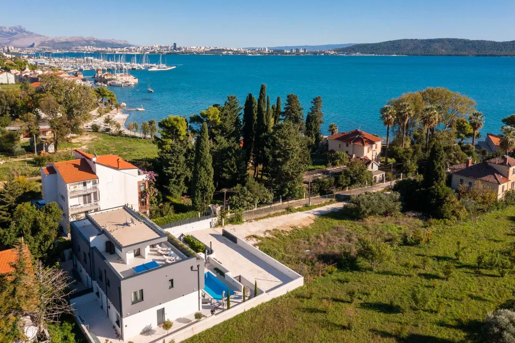 Modern Villa with Heated Pool in Kaštel Kambelovac