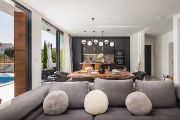 Modern Villa with Heated Pool in Kaštel Kambelovac