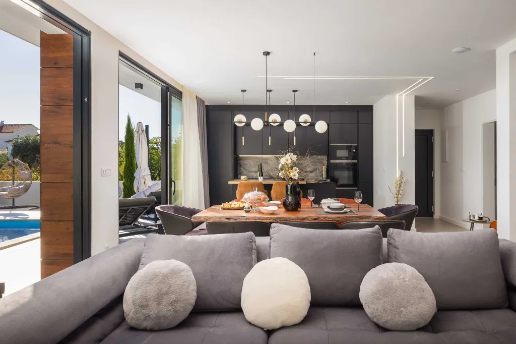Modern Villa with Heated Pool in Kaštel Kambelovac