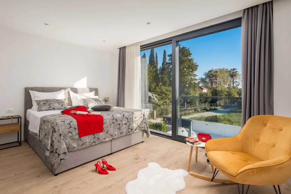Modern Villa with Heated Pool in Kaštel Kambelovac